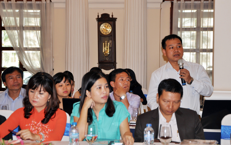 Đại diện lãnh đạo Bảo tàng Quảng Ninh giới thiệu điểm tham quan Bảo tàng Quảng Ninh.