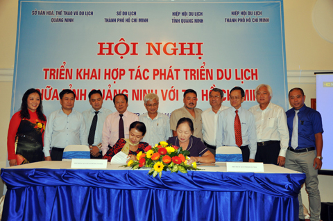 Lãnh đạo Hiệp hội Du lịch Quảng Ninh và TP Hồ Chí Minh ký kết biên bản thỏa thuận hợp tác du lịch.