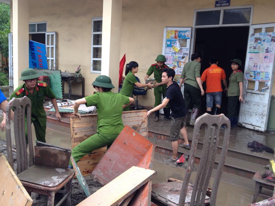 ĐVTN của Ngân hàng SHB Quảng Ninh và Công An TP Cẩm Phả  tham gia dọn vệ sinh tại phân hiệu 2 trường Tiểu học Tha Cát, xã Dương Huy, Cẩm Phả.
