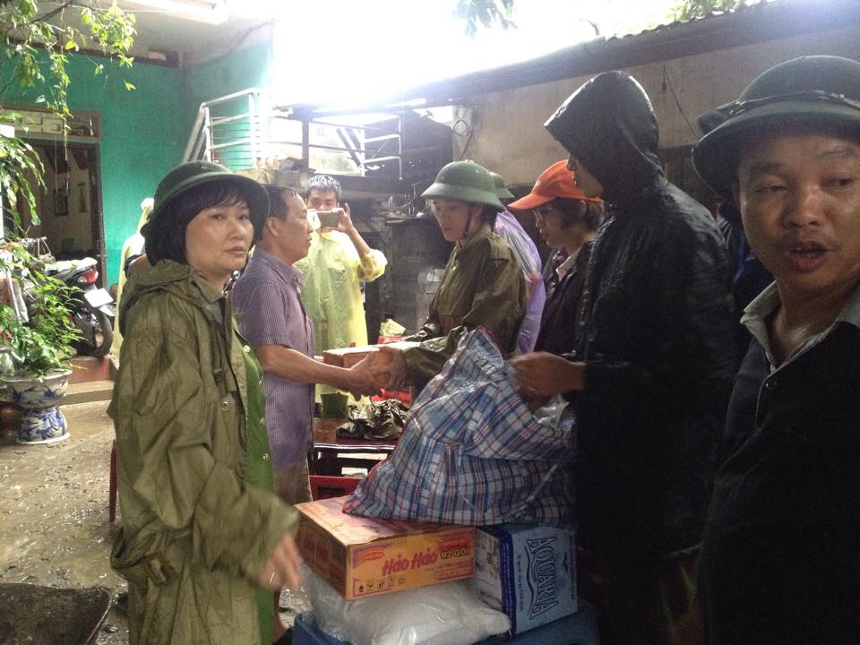Hỗ trợ nhu yếu phẩm cho người dân thôn Khe Sim, xã Dương Huy, Cẩm Phả.