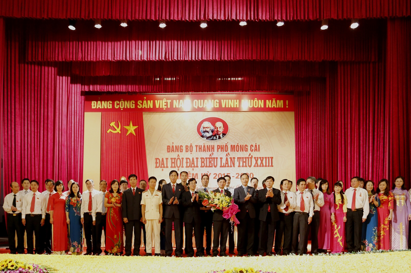 Đồng chí Vũ Hồng Thanh, Phó Bí thư Tỉnh uỷ tặng hoa chúc mừng các đồng chí trúng cử BCH Đảng bộ thành phố khoá XXIII, nhiệm kỳ 2015-2020.