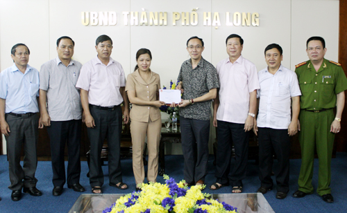 Lãnh đạo Thành phố tiếp nhận ủng hộ của huyện Ba Chẽ và Công ty CP phát triển đô thị Từ Liêm - Hà Nội