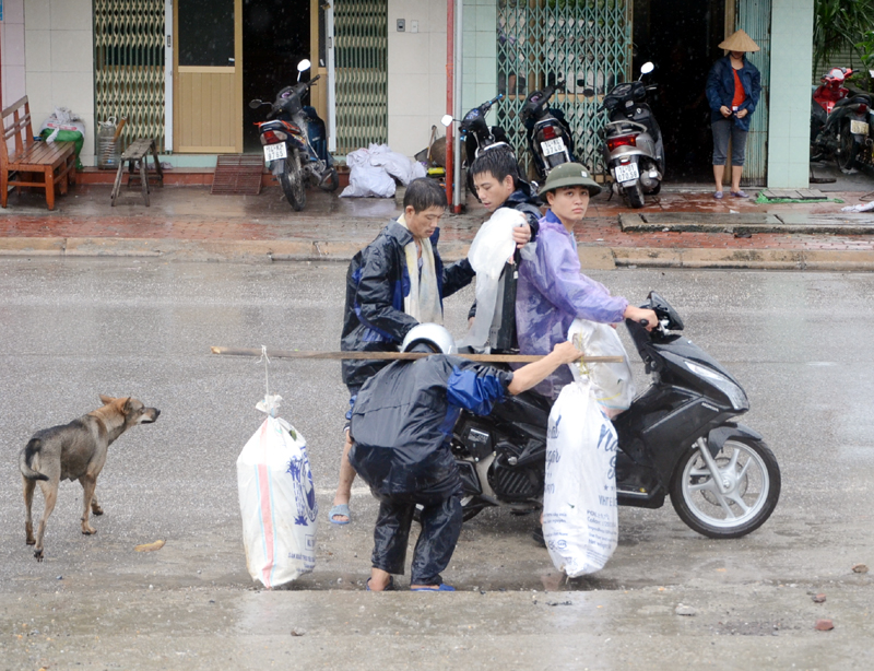 Một số người dân tranh thủ về nhà, thu gom những vật dụng còn sót lại sau mưa lũ để phục vụ sinh hoạt.