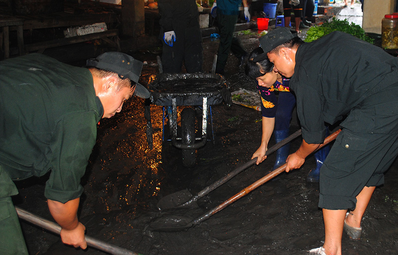 Tiểu đoàn CSCĐ giúp dân khắc phục hậu quả mưa lụt