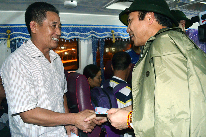 Phó Chủ tịch Thường trực Đặng Huy Hậu trao tiền hỗ trợ của tỉnh cho du khách