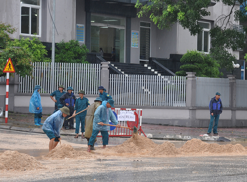 Các lực lượng của TP Hạ Long dọn đất đá đảm bảo giao thông thông suốt sau đợt mưa lũ lớn.