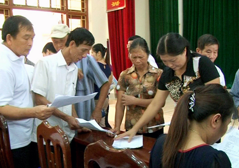 Ban Tuyên giáo Tỉnh uỷ lấy phiếu điều tra xã hội về thực hiện Nghị quyết T.Ư 4 (khoá XI) tại thị trấn Tiên Yên. Ảnh: Ban Tuyên giáo Tỉnh uỷ cung cấp