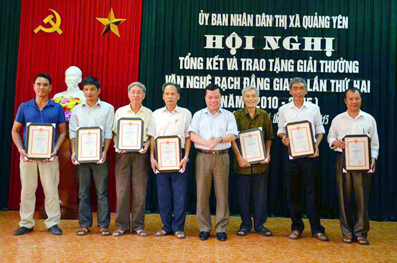 Đồng chí Nguyễn Văn Vinh, Bí thư Thị uỷ Quảng Yên, trao giải cho các tác giả tiêu biểu.