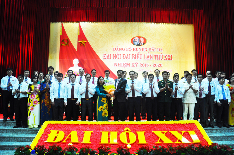 Đồng chí Nguyễn Văn Đọc, Bí thư Tỉnh ủy, Chủ tịch HĐND tỉnh tặng hoa chúc mừng Đại hội.
