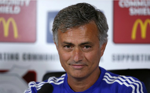 Mourinho trả lời họp báo trước trận tranh Siêu Cup. Ảnh: Reuters.