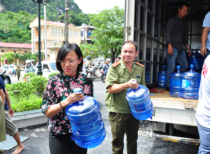 Hỗ trợ 1.000 bình nước tinh khiết cho nhân dân phường Quang Hanh (TP Cẩm Phả)
