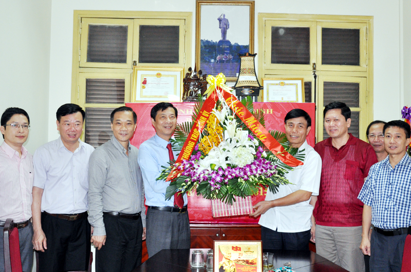 Đồng chí Bí thư Tỉnh ủy tặng hoa chúc mừng ngành Tuyên giáo.