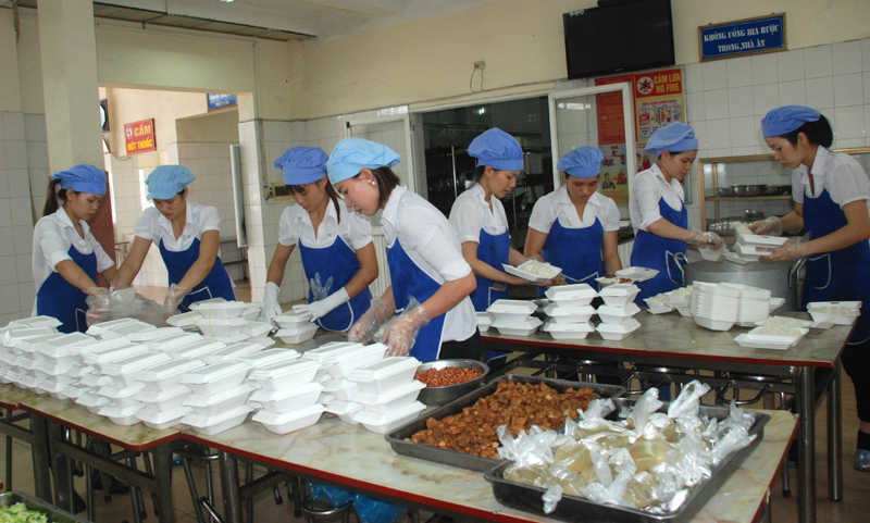 Các suất ăn do đội ngũ đầu bếp của Công ty than Khe Chàm chế biến tại nhà ăn của Công ty  