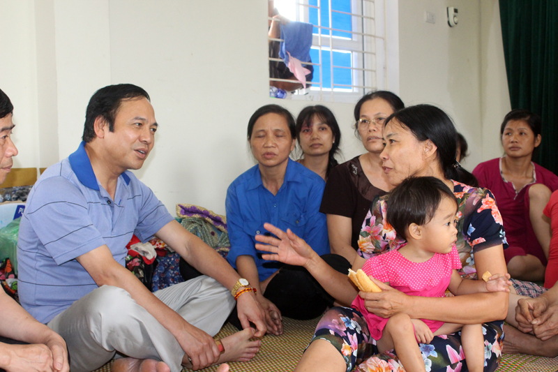 Đồng chí Phó Chủ tịch THường trực UBND tỉnh động viên, chia sẻ những khó khăn đối với những hộ dân bị ảnh hưởng đang được sơ tán tại Trạm Y tế phường Mông Dương