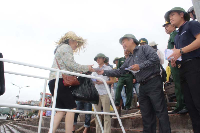 Đại diện lãnh đạo ban ngành của tỉnh đã trao 200.000 đồng tiền hỗ trợ cho mỗi du khách khi lên bờ