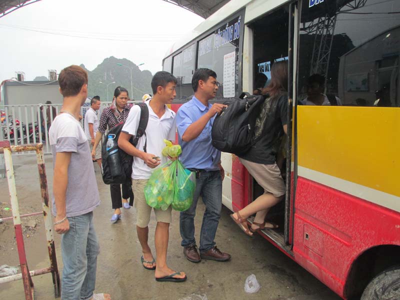 Ngay sau khi lên bờ, du khách đã được hỗ trợ lên các xe buýt để đưa về các bến xe trung tâm trở về nhà. 