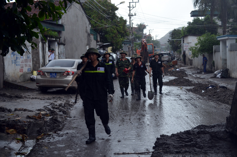 Lực lượng dân công được huy động cùng nhân dân trong phường khắc phục hậu quả do mưa lũ gây ra