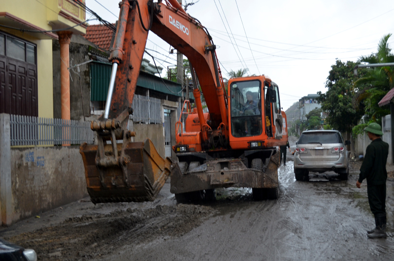 Các máy xúc, máy gạt lớn do Công ty Khai thác khoáng sản (Tổng Công ty Đông Bắc) đã hỗ trợ đắc lực cho công tác khắc phục sự cố mưa lũ trên địa bàn phường
