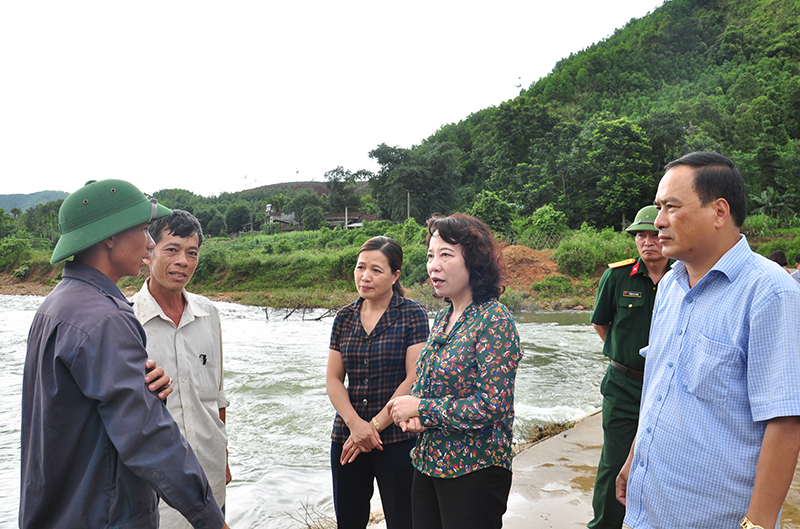 Phó Chủ tịch UBND tỉnh Vũ Thị Thu Thủy trò chuyện với cán bộ các khu dân cư của xã Đồn Đạc.