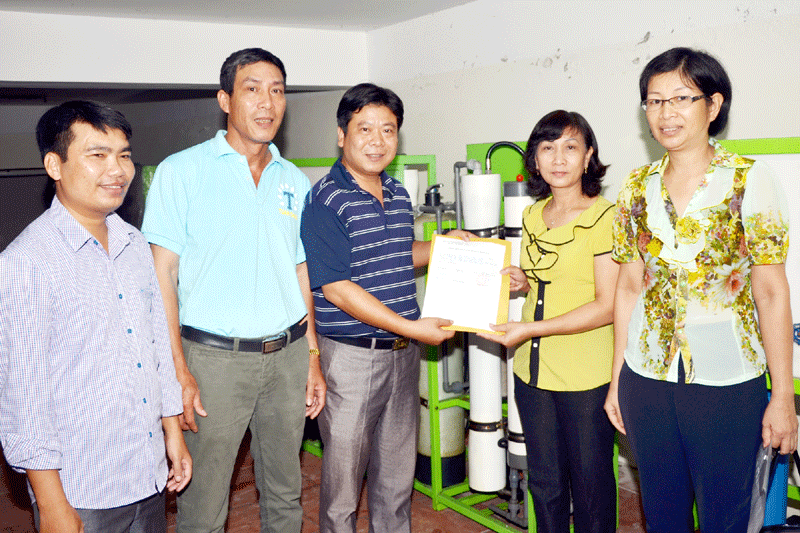 Tập đoàn Tuần Châu tặng máy lọc nước biển thành nước ngọt cho người dân xã đảo