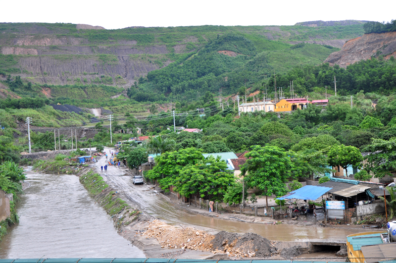 Tuyến đường vào Trung tâm điều hành sản xuất Than Quang Hanh rất lầy lội và khó khăn.