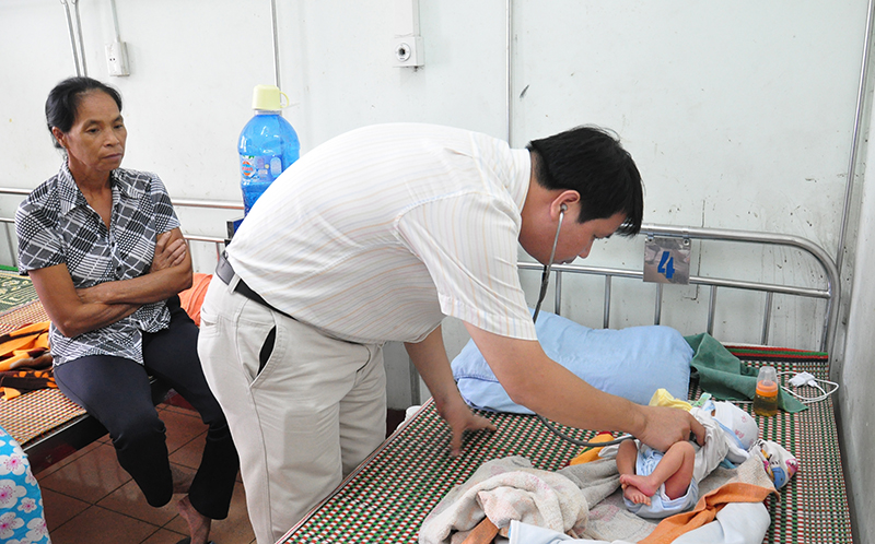 Bác sỹ Bệnh viện Nhi trung ương khám bệnh cho trẻ sơ sinh tại Khoa nhi của Bệnh viện Đa khoa Cẩm Phả.