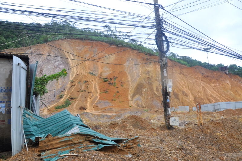 Sự cố sạt lở đe dọa đến hệ thống đường điện 35KV, cung cấp điện cho một sô khu dân cư trên địa bàn phường Bãi Cháy.