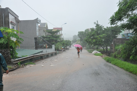 10 giờ sáng nay, nước đã chảy tràn trên mặt đường thôn Thủy Cơ, xã Tiên Lãng 