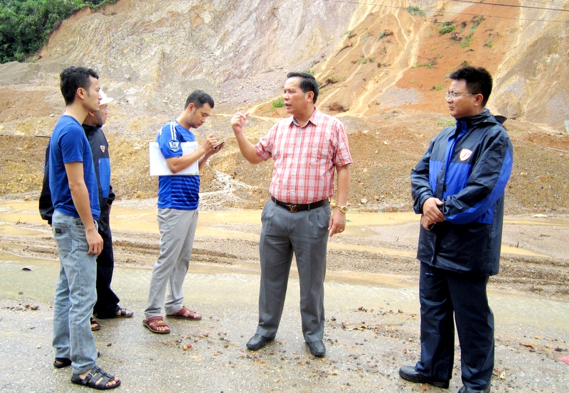 Đồng chí Phạm Hồng Hà, Chủ tịch UBND TP Hạ Long kiểm tra, chỉ đạo công tác khắc phục hậu quả, ngăn chặn sạt lở.