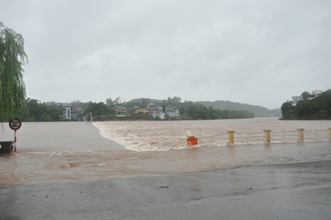 Nước ở đập tràn Tiên Yên lên cao nên cơ quan chức năng phải dựng barie để ngăn các phương tiện đi qua