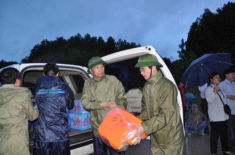 Bí thư Tỉnh ủy Nguyễn Văn Đọc chuyển áo phao cứu trợ.