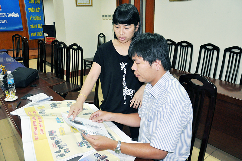 Đồng tác giả, chị Trần Thu Hà và anh Lê Quốc Hưng trao đổi về việc tham gia Hội thi STKT tỉnh lần thứ V.