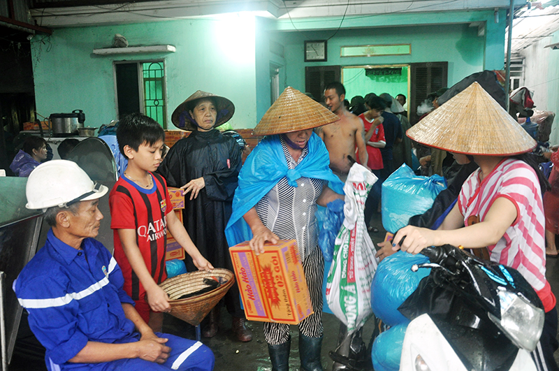 Người dân thôn Khe Sím đến nhận gạo, mì của UBND xã Dương Huy hỗ trợ.