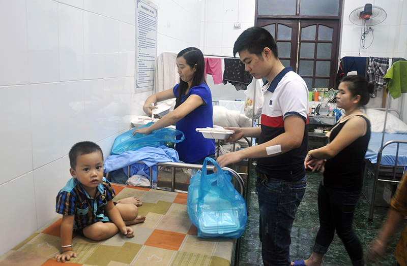Nhân viên Công ty Than Quang Hanh mang cơm đến cho người dân Khe Sím.