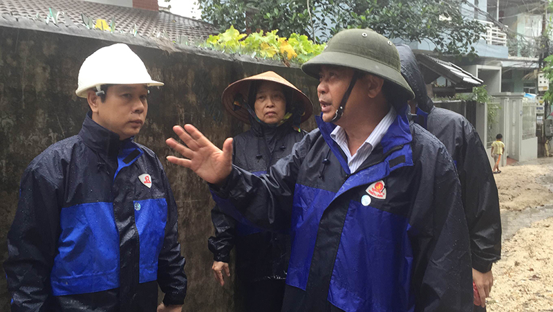Đồng chí Trần Đức Lâm, Bí thư Thành ủy Hạ Long chỉ đạo công tác phòng chống mưa lụt tại phường Cao Xanh TP Hạ Long