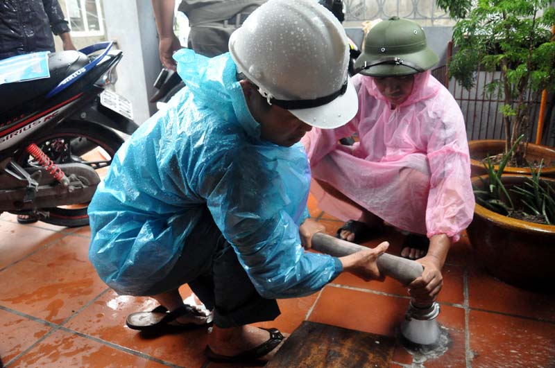 Xí nghiệp nước Cẩm Phả, cung cấp nước qua xe téc cho hộ ông Nguyễn Minh Đông, tổ 3 Khu 4 phường Cẩm Thịnh, TP Cẩm Phả.