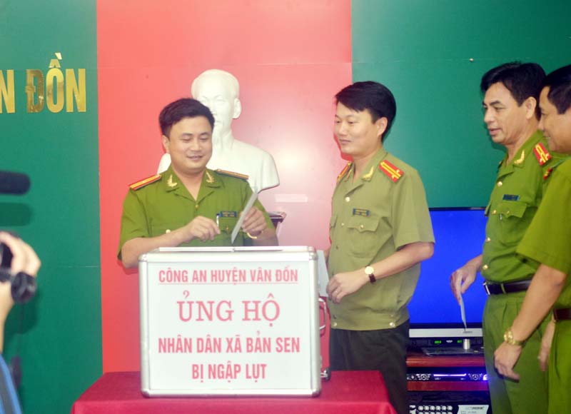 Công an huyện Vân Đồn ủng hộ đồng bào bị thiên tai.