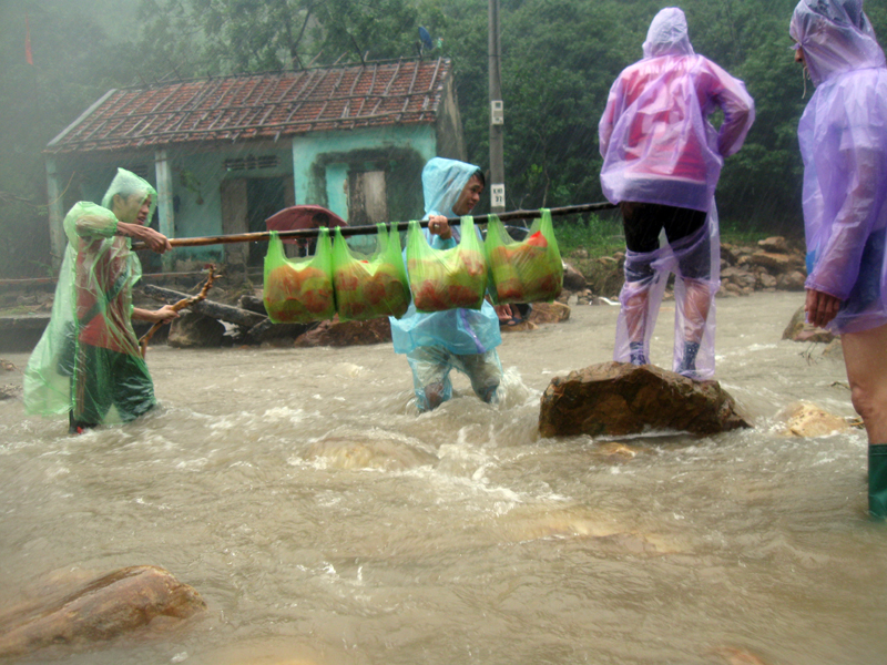 Nhiều đoàn cứu trợ đội mưa, băng rừng, lội suối mang đồ cứu trợ đến bà con vùng lũ Bản Sen.