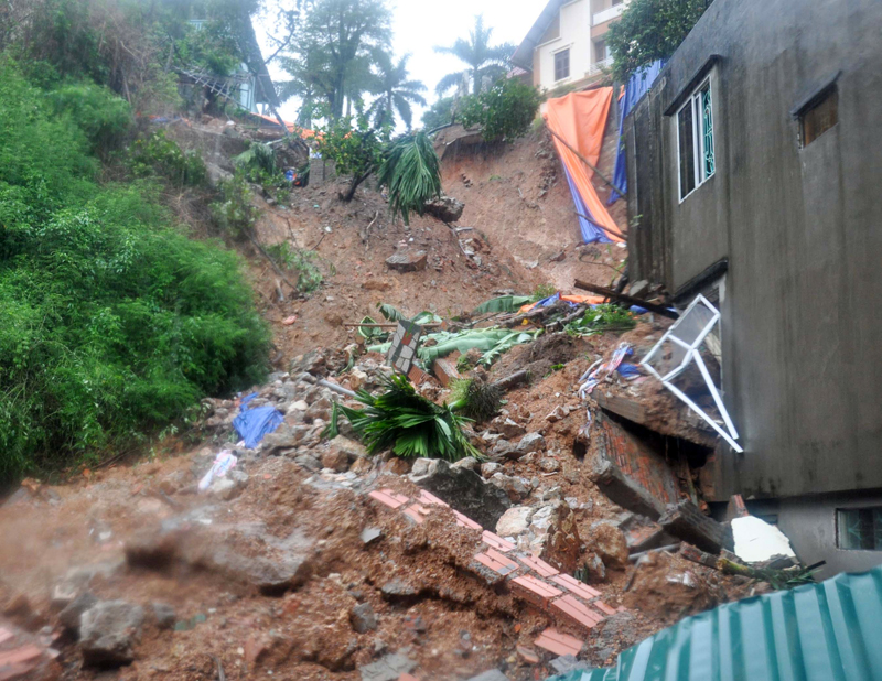 Đất đá trên đồi sạt lở xuống làm hư hỏng nặng nhiều nhà ở thuộc tổ 71, khu 5, phường Bạch Đằng.