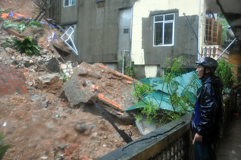Đất đá từ phía đồi cao đang uy hiếp nghiêm trọng hàng chục căn hộ thuộc tổ 71 và 73, khu 5, phường Bạch Đằng.