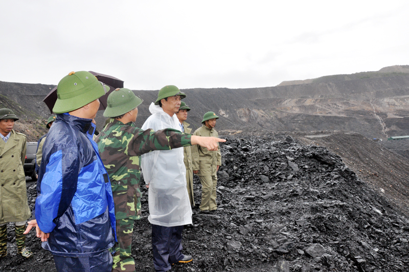Đồng chí Bí thư Tỉnh ủy kiểm tra bãi thải của Xí nghiệp than Khe Sim (Tổng Công ty than Đông Bắc).