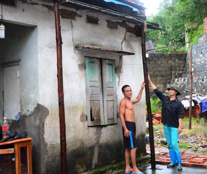  Không chỉ bị bủa vây bởi bùn đất xung quanh mà ngôi nhà của gia đình chị Phạm Thị Nhàn tổ 11 khu 2 do ngấp nước qua các đợt ngập úng đã đứng trước nguy cơ đổ sập