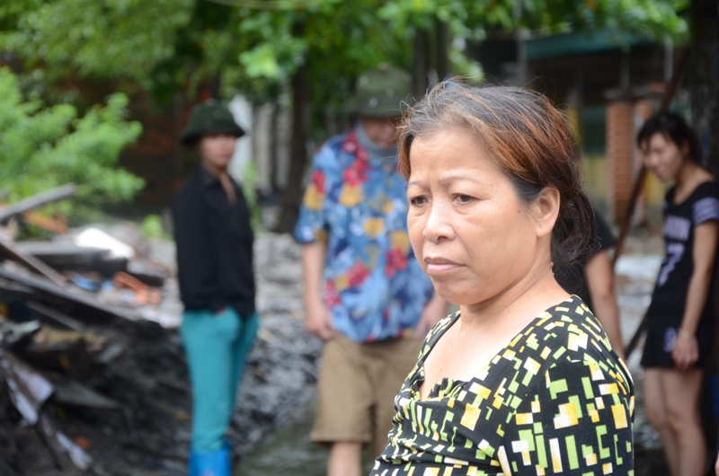  Vẻ mệt mỏi vì những thiệt hại cho mưa lũ gây ra cứ tái diễn khiến bác Nguyễn Chính Chuy nhà ở tổ  12B, khu 2 cảm thấy buồn bã khi nhìn con đường ngập đầy bùn sình hôi hám 