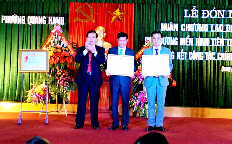Phường Quang Hanh vinh dự được đón nhận Huân chương Lao động hạng Nhất do Chủ tịch nước tặng vào tháng 1-2015. Ảnh: UBND phường Quang Hanh cung cấp