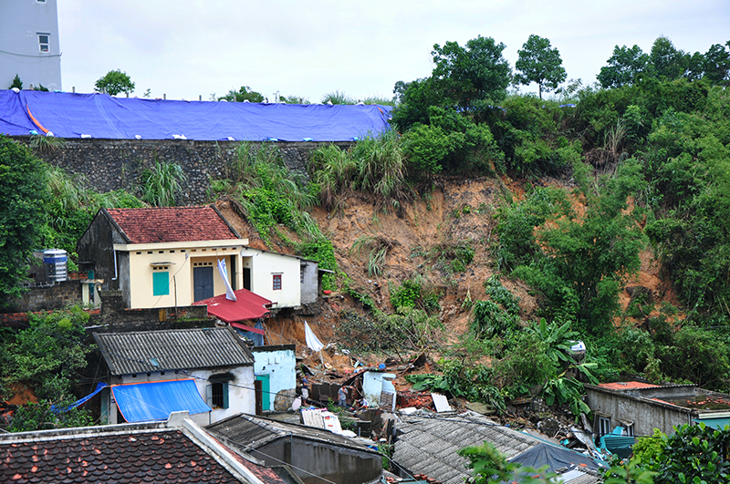Tổ 2, khu 5, phường Hà Lầm (TP Hạ Long) bị thiệt hại nặng nề vì sạt lở đất.