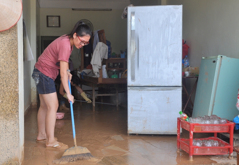 Sau những ngày mưa kèm theo sạt lở đất, các hộ dân ở khu 4, phường Bạch Đằng vẫn đang tiếp tục chủ động dọn dẹp nhà cửa để có thể nhanh chóng ổn định lại cuộc sống.