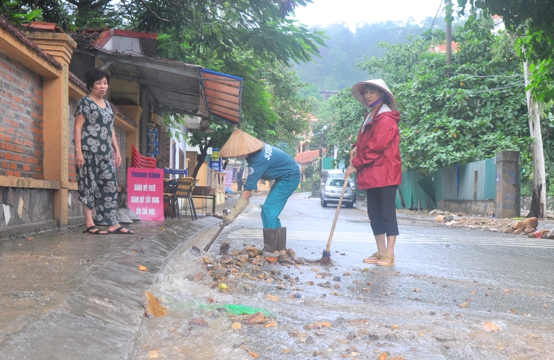 Tại phường Bãi Cháy, người dân nỗ lực cùng công nhân của Indevco dọn dẹp đường phố, đảm bảo an toàn cho việc đi lại của người dân.