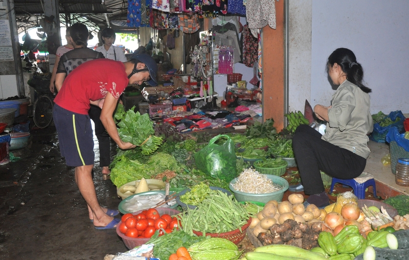 Tại các chợ, thực phẩm đã bớt khan hiếm, đặc biệt là rau xanh. Các mặt hàng cũng không tăng giá nhiều. Người dân có điều kiện thuận lợi hơn để ổn định lại cuộc sống.