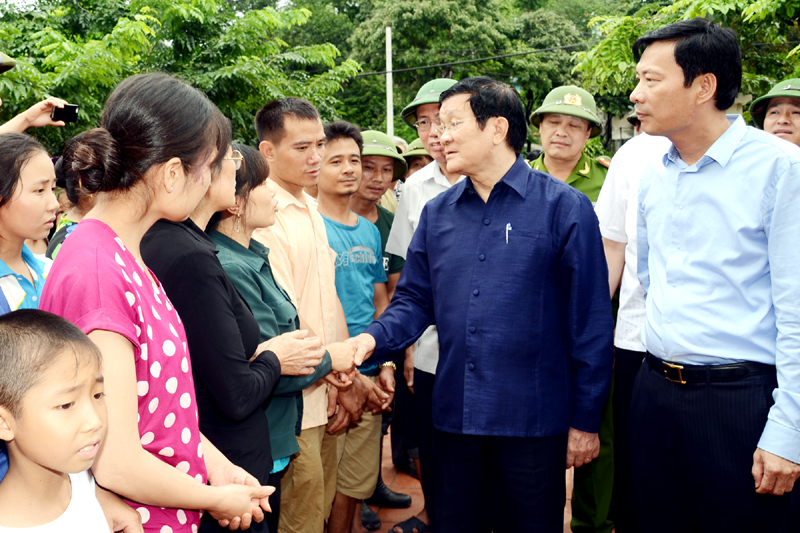 Chủ tịch nước Trương Tấn Sang chia sẻ với khó khăn của Công ty than và nhân dân phường Mông Dương