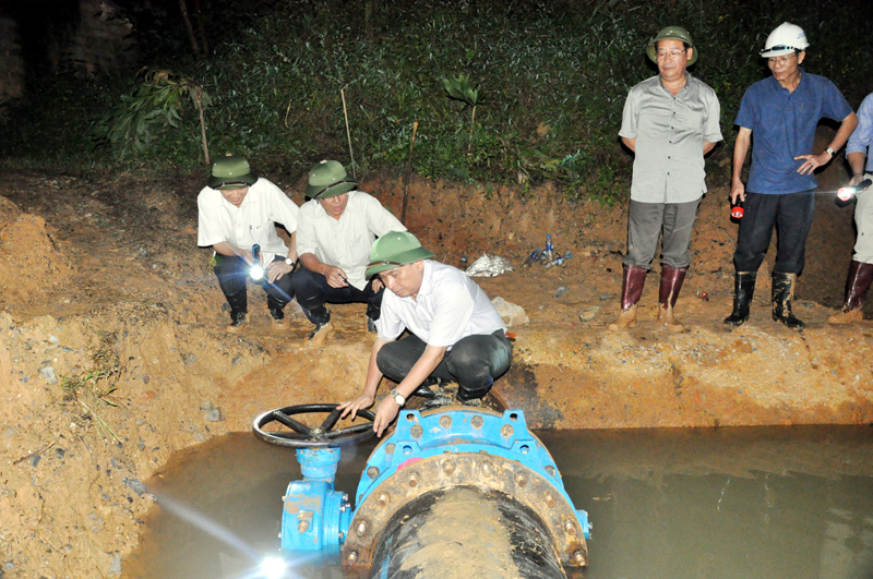 Lãnh đạo Công ty CP Nước sạch Quảng Ninh, chính thức vận hành van D600mm đường ống tạm HDPE